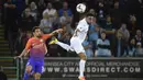 Pemain Machester City, Jesus Navas mencoba menghadang  pemain Swansea City, Neil Taylor pada laga Piala Liga Inggris di Liberty Stadium, Kamis (22/9/2016) dini hari WIB.  (Reuters/Rebecca Naden)