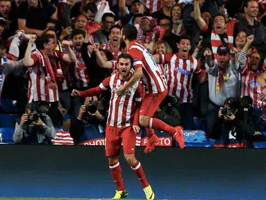 Adrian Lopez (kiri) bersama Arda Turan melakukan selebrasi di depan ratusan fans Atletico Madrid di Stamford Bridge, (1/5/2014). (REUTERS/Stefan Wermuth)
