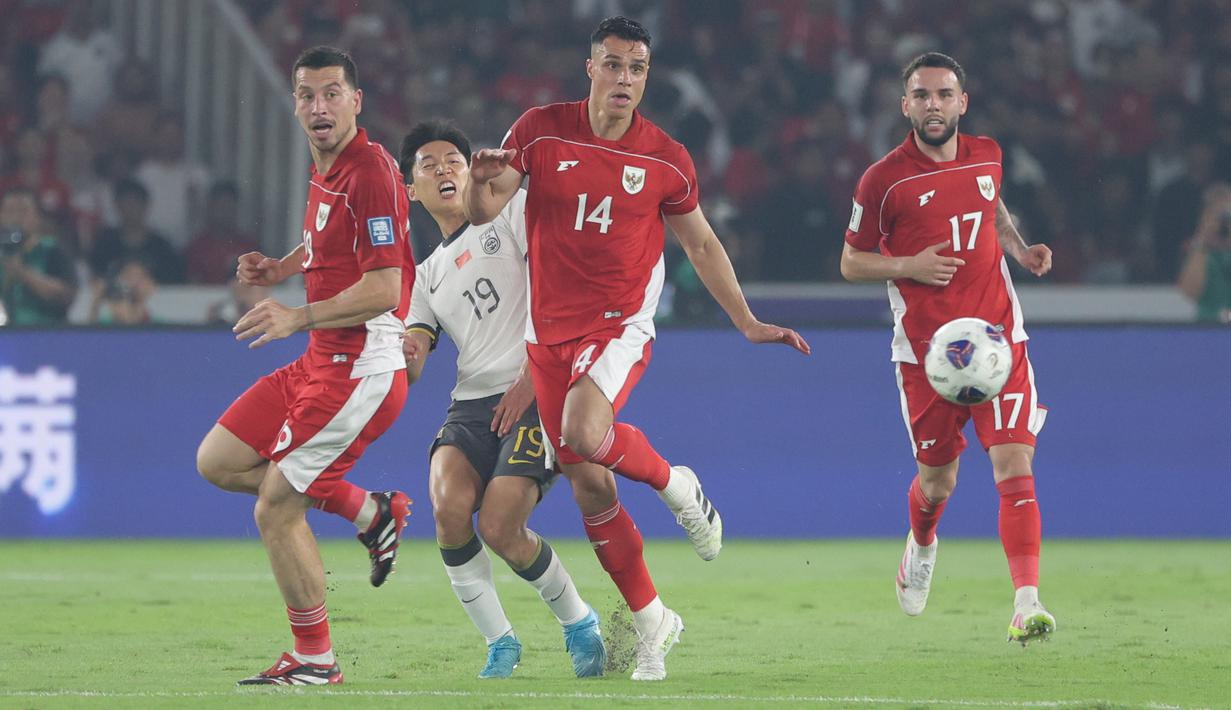<p>Pemain Timnas Indonesia,&nbsp;Joey Pelupessy (14), Thom Jan Haye (kiri), dan Calvin Verdonk (kanan) berebut bola dengan&nbsp;pemain China, Cao Yongjing, dalam laga Kualifikasi Piala Dunia 2026 zona Asia di Stadion Utama Gelora Bung Karno (SUGBK) Senayan, Jakarta, Kamis (5/6/2025). (Bola.com/M. Iqbal Ichsan)</p>