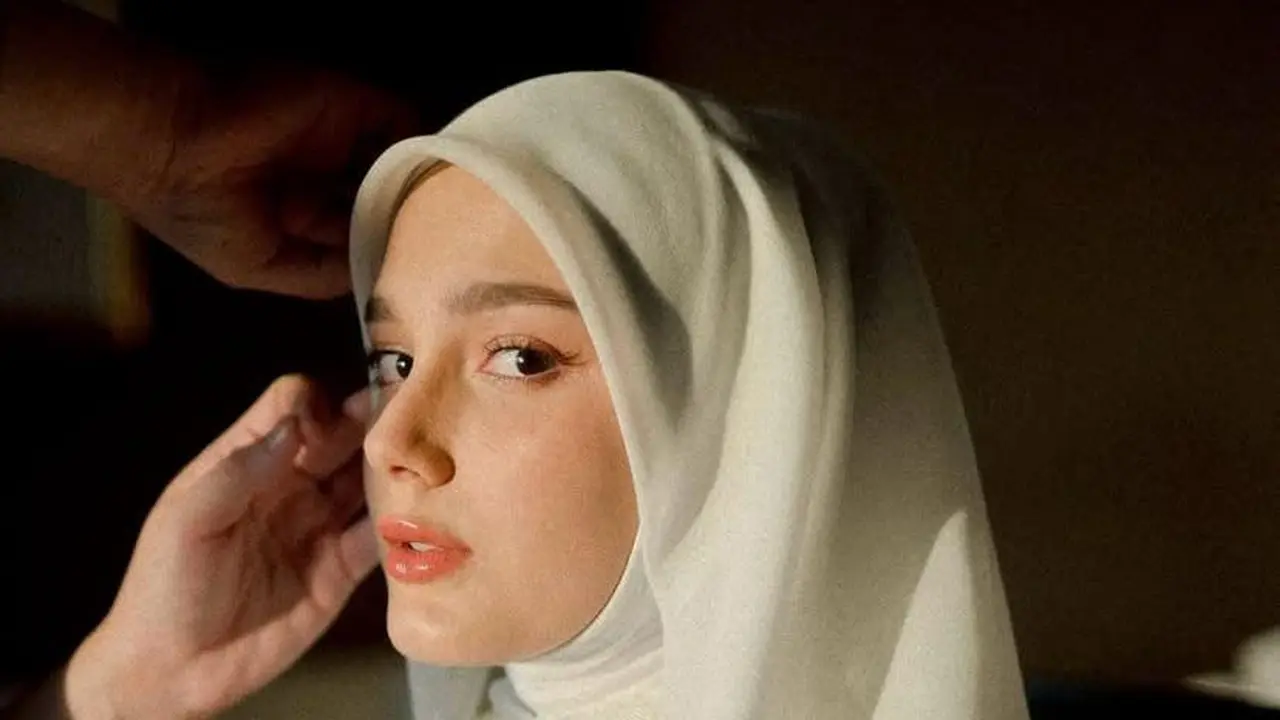 6 Pesona Anggun Yasmine Ow Resmi Menikah, Tampil Elegan dalam Balutan Gaun dan Hijab Serba Putih