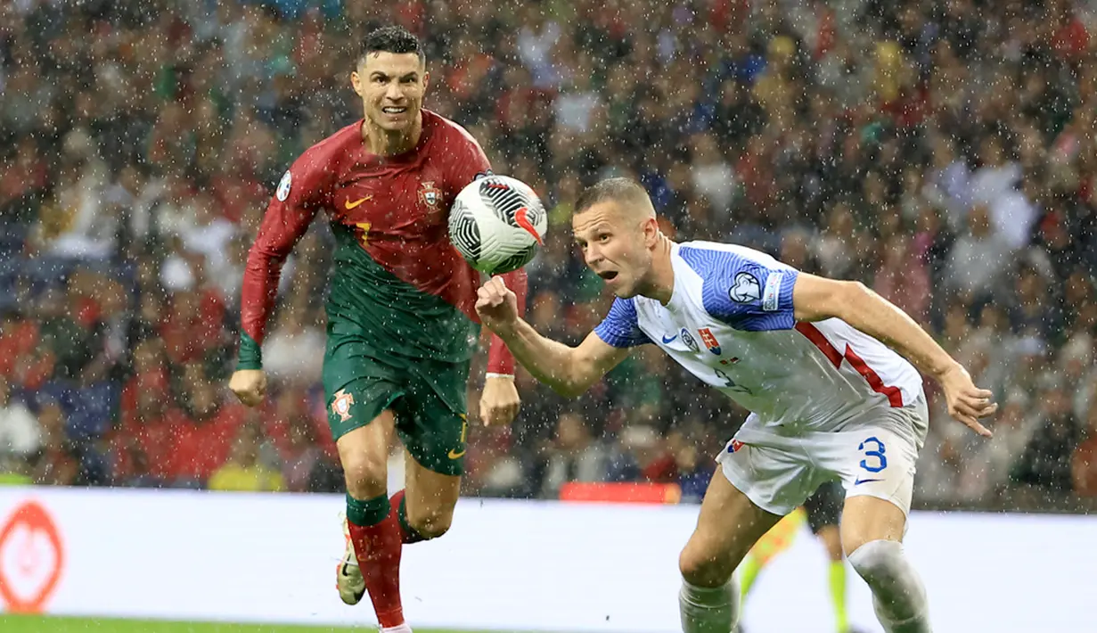 Menang 3-2, Cristiano Ronaldo dan kawan-kawan tinggal selangkah lagi menjadi tim pertama yang lolos ke putaran final Euro 2024 di Jerman. (AP Photo/Luis Vieira)