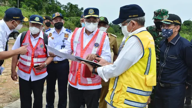 Menhub Budi Karya Sumadi, meninjau langsung lokasi calon Bandara Baru Penunjang Ibu Kota Negara (IKN) di Kecamatan Penajam, Kabupaten Penajam Paser Utara, Provinsi Kalimantan Timur. Dok Kemenhub