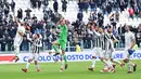 Pemain Juventus merayakan kemenangannya usai mengalahkan Sassuolo dalam pertandingan Liga Italia Serie A di Stadion Allianz di Turin, Italia (4/2). Juventus menang telak 7-0 atas Sassuolo pada pertandingan ke-23 Serie A.(Alessandro Di Marco / ANSA via AP)