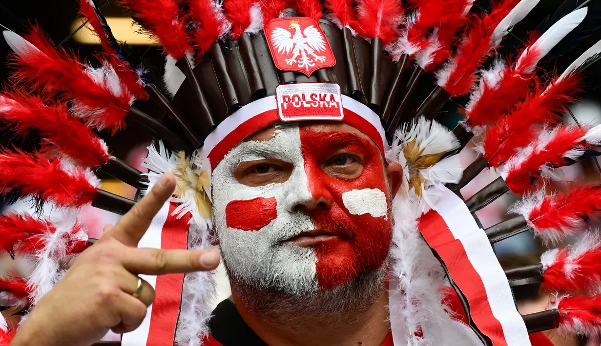 Seorang penggemar Polandia memberi isyarat di tribun sebelum pertandingan sepak bola Euro 2024 Grup D antara Polandia dan Belanda di Volksparkstadion, Hamburg pada 16 Juni 2024. (JOHN MACDOUGALL/AFP)