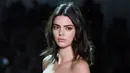 Model asal AS, Kendall Jenner berpose saat membawakan busana rancangan Alexandre Vauthier  selama 2017 spring/summer Haute Couture di Paris Fashion Week, Prancis  (24/1). (AFP Photo/Alain Jocard)
