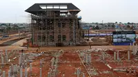 Pekerja menyelesaikan konstruksi pengembangan proyek prestisius di sela Topping Off Premium Clubhouse Bukit Podomoro Jakarta, di Jakarta (Liputan6.com)