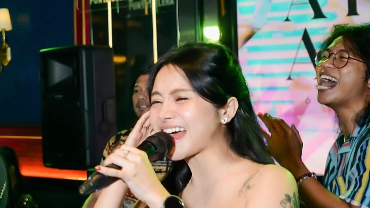 7 Potret Mawar AFI Tampil Memesona di Atas Panggung, Auranya Disebut Awet Muda