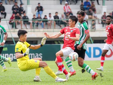 Kiper Deltras FC, Muhammad Bimasakti Andiko (dua kiri) berhasil menggagalkan serangan pemain Bekasi City, Akihiro Suzuki, dalam pertandingan perdana Grup Y 12 Besar Pegadaian Liga 2 2023/2024 yang berlangsung di Stadion Singaperbangsa, Karawang, Minggu (7/1/2023). (Bola.com/Bagaskara Lazuardi)