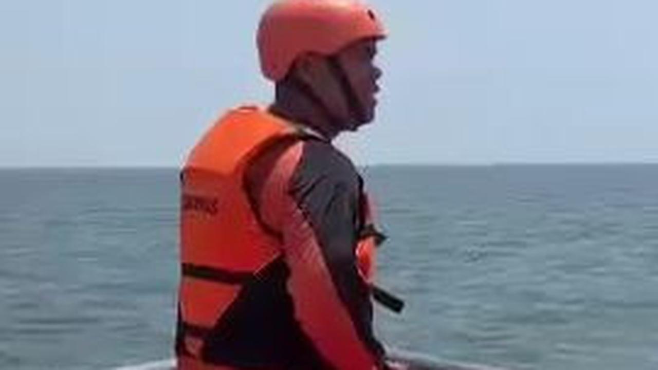 Tim SAR gabungan yang mendapatkan laporan kapal karam itu langsung menuju lokasi dan mencari korban.