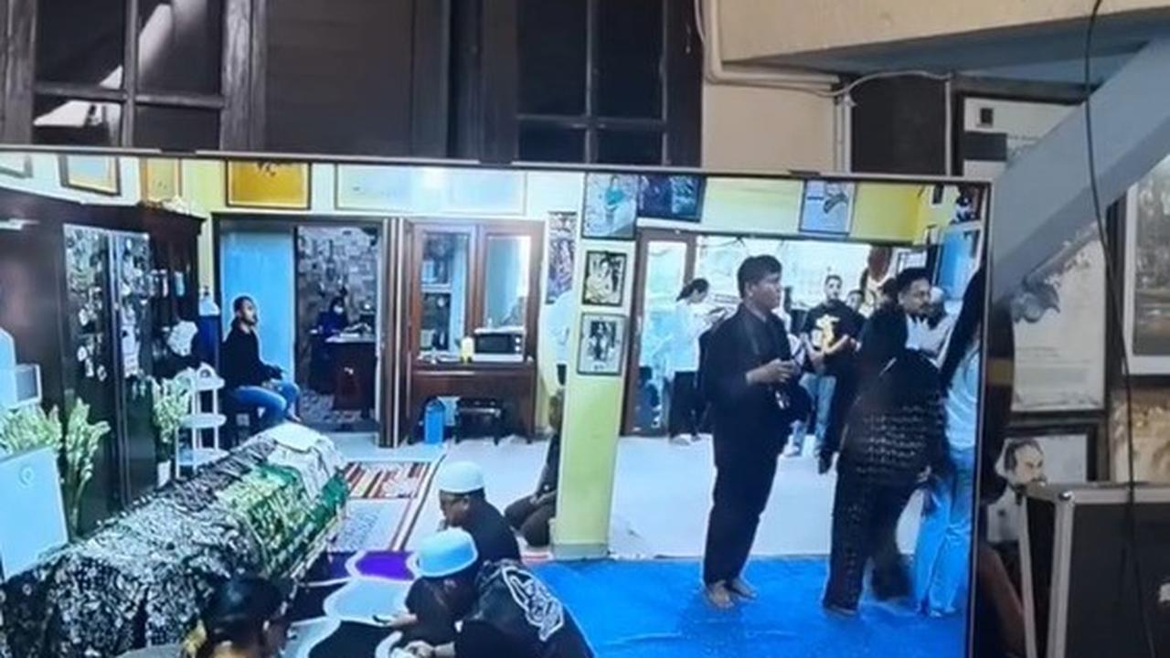 Potret Suasana Duka di Markas Slankers di Potlot, Bimbim Slank  Tegar Panggul Keranda Bunda Iffet