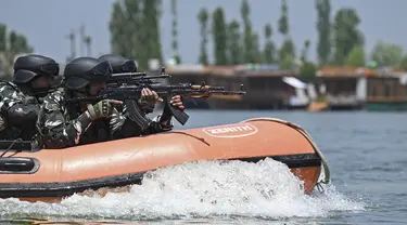 Komando pasukan paramiliter India melakukan latihan keamanan khusus saat persiapan jelang pertemuan G20 di Danau Dal, Srinagar, India, Sabtu (20/5/2023). (TAUSEEF MUSTAFA/AFP)