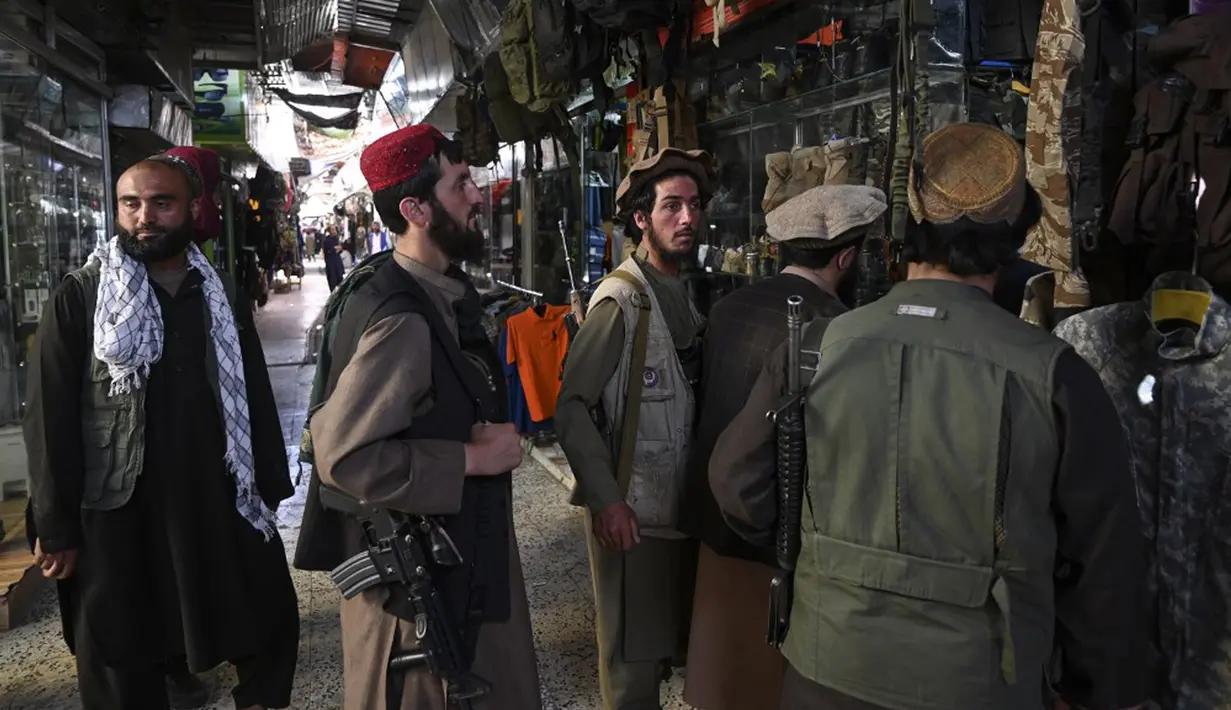 Pasukan Taliban berbelanja di Pasar Bush, Kabul, Afghanistan, Kamis (9/9/2021). Taliban menguasai Afghanistan setelah pasukan Amerika Serikat angkat kaki. (AAMIR QURESHI/AFP)