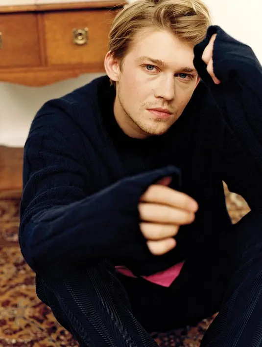 <p>Tatapan mata birunya memang sukses membius siapapun yang melihatnya [@joe.alwyn]</p>