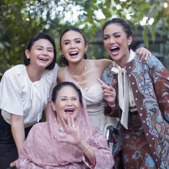 7 Momen Pesta Ulang Tahun Yuni Shara, Seru Rayakan Bareng Keluarga dan Mantan Suami