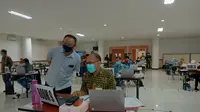 Rektor Unair Prof M.Nasih tinjau Pusat Ujian Online Jalur Mandiri di Gedung ACC, Kampus C UNAIR pada Senin, (17/8/2020) (Foto: Dok Universitas Airlangga)