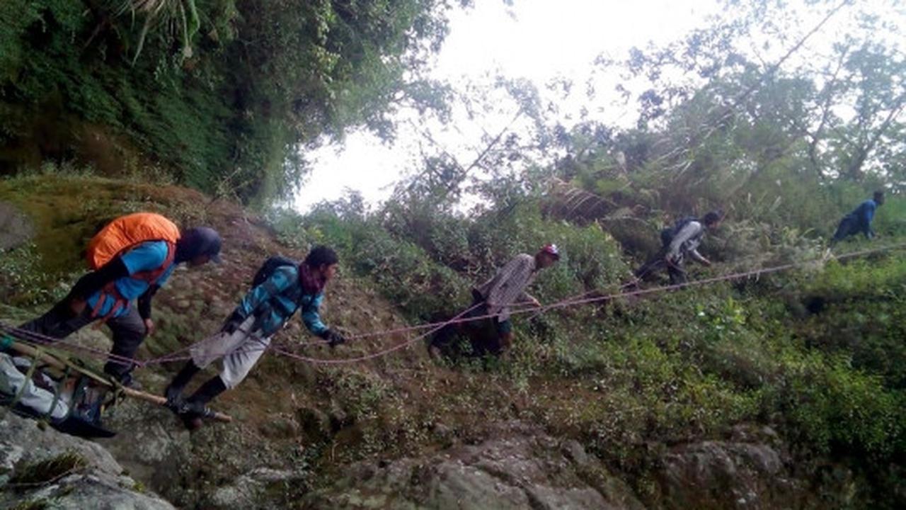 Evakuasi dramatis pendaki yang tersesat di Gunung Semeru