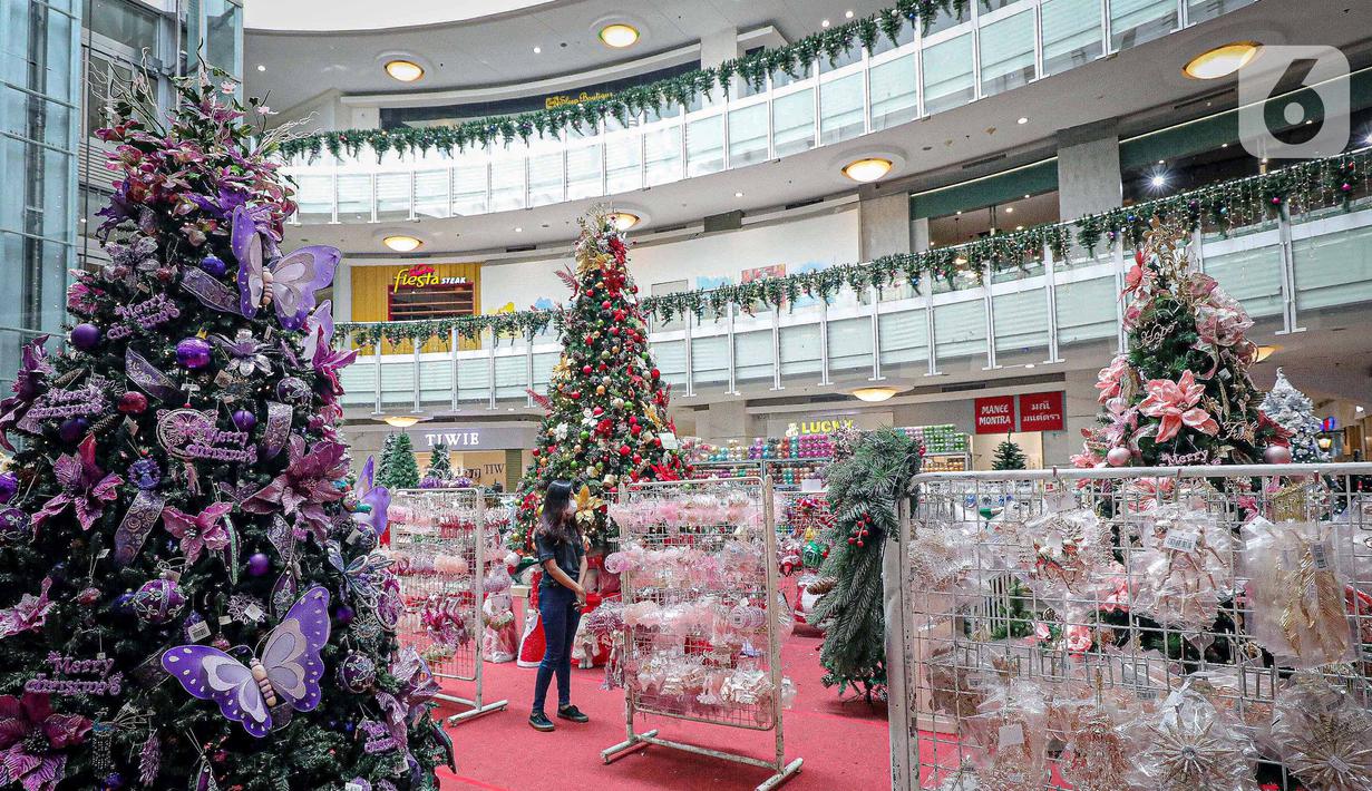 Pekerja berjaga di dekat pernak-pernik Natal di Mal Artha Graha, Jakarta, Sabtu (4/12/2021). Jelang perayaan Natal 25 Desember mal di ibukota mulai menjual berbagai kebutuhan Natal mulai dari pernak-pernik hingga pohon Natal dengan kisaran harga Rp10.000-Rp5 juta. (Liputan6.com/Faizal Fanani)