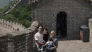 Mengunjungi The Great Wall of China, Nikita memilih outfit serba coklat dari kerudung, atasan blazer dan celana panjangnya. [@nikitawillyofficial94]