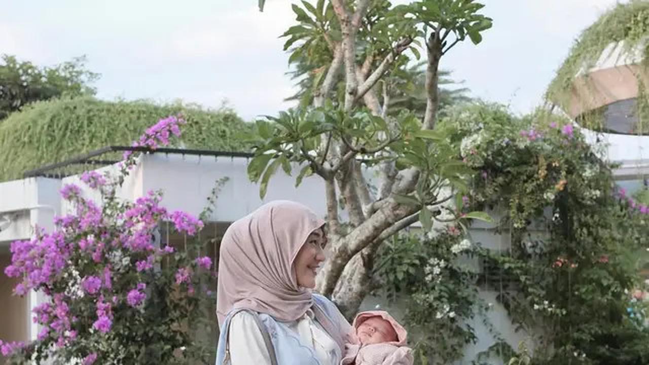 6 Gaya Outfit Larissa Chou saat Momong Anak Kedua, Tetap Modis dan Anggun