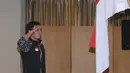 Pebulutangkis putera Indonesia untuk Thomas Cup 2018, M Ahsan melakukan penghormatan bendera saat upacara pelepasan di Jakarta, Selasa (8/5). Turnamen Piala Thomas dan Uber 2018 berlangsung di Bangkok, 20-27 Mei. (Liputan6.com/Helmi Fithriansyah)