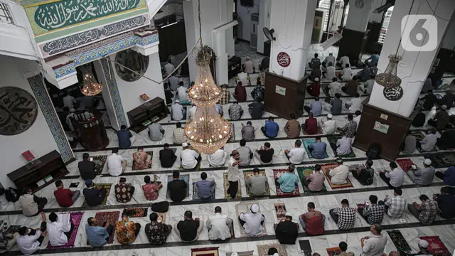 MUI Bolehkan Jemaah Rapatkan Saf saat Salat