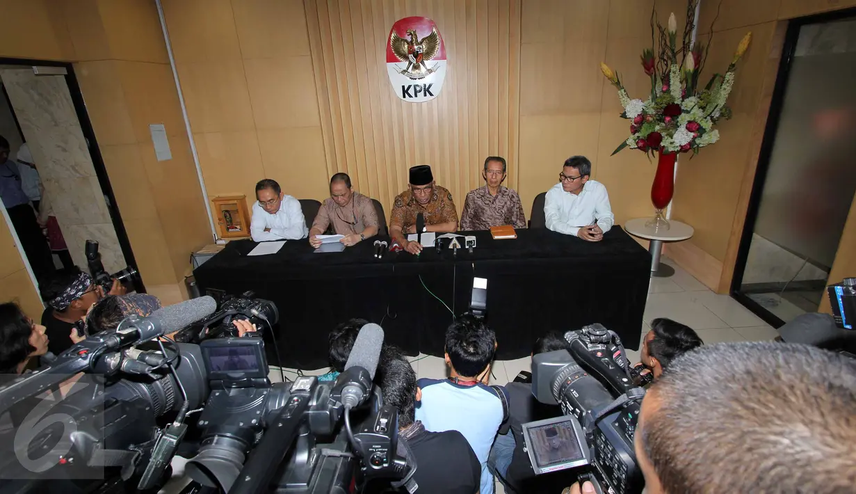KPK menggelar konferensi pers menanggapi surat Suryadharma Ali dan tahanan lainnya ke DPR pada 5 Juni 2015 soal pembatasan pelaksanaan ibadah bagi penghuni Rutan KPK Cabang Pomdam Guntur, Jakarta, Selasa (23/6/2015). (Liputan6.com/Helmi Afandi)