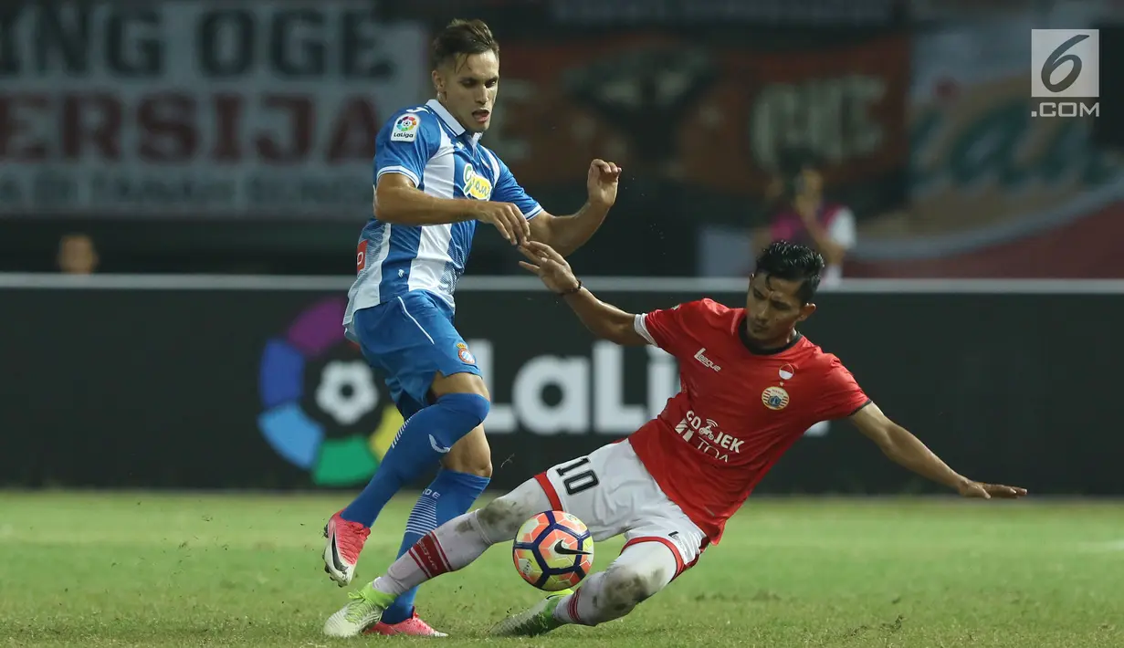 Pemain depan Persija, Rudi Widodo (kanan) berebut bola dengan pemain RCD Espanyol pada laga persahabatan di Stadion Patriot Candrabhaga, Bekasi, Rabu (19/7). Persija kalah telak dari RCD Espanyol 0-7. (Liputan6.com/Helmi Fithriansyah) 