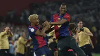 Dua pemain Barcelona, Lamine Yamal dan Alejandro Balde, merayakan keberhasilan tim mereka menjuarai Copa del Rey 2024/2025 setelah mengalahkan Real Madrid dengan skor 3-2 di pertandingan final, Minggu (27/4/2025) dini hari WIB. (AP Photo/Joan Monfort)