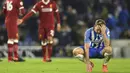 Ekspresi pemain Brighton, Dale Stephens usai timnya kalah dari Lierpool pada laga Premier League pekan ke-15 di di American Express Community Stadium, Brighton, (2/12/2017). Liverpool menang telak 5-1. (AFP/Glyn Kirk)