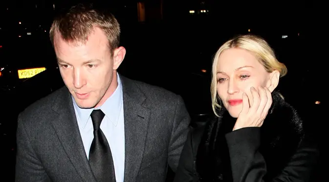 Madonna dan Guy Ritchie. (foto: justjared)