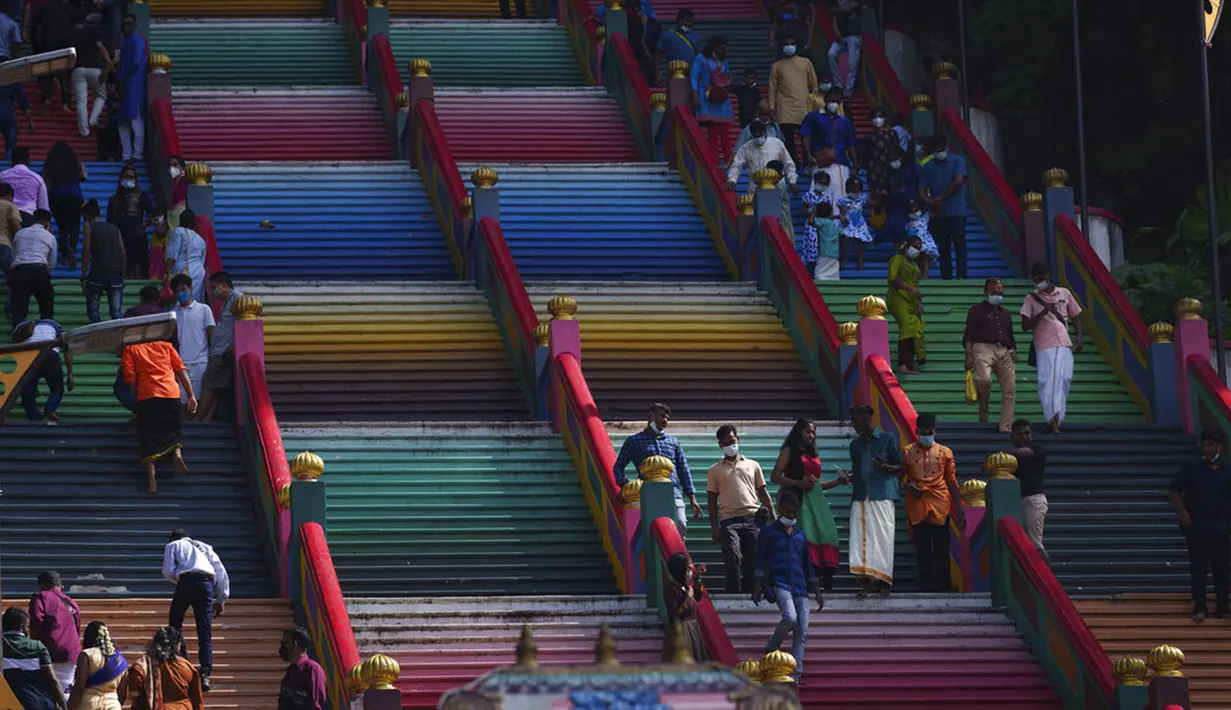 Umat Hindu menaiki tangga berwarna untuk berdoa saat Festival Diwali di Kuil Batu Caves, Kuala Lumpur, Malaysia, Kamis (4/11/2021). Diwali adalah salah satu festival terpenting dalam agama Hindu, didedikasikan untuk penyembahan dewi kekayaan Lakshmi. (AP Photo/Vincent Thian)