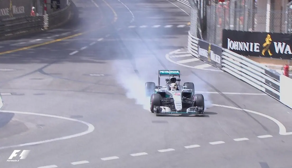 Aksi pebalap Mercedes, Lewis Hamilton, saat latihan bebas pertama F1 GP Monako, Kamis (26/5/2016). Lewis Hamilton menjadi yang tercepat dalam sesi latihan tersebut. (Bola.com/Twitter/F1)