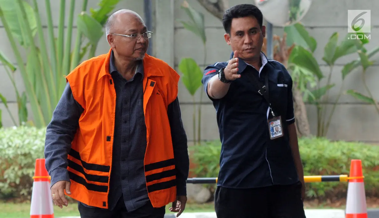 Bupati nonaktif Malang Rendra Kresna (kiri) saat tiba di Gedung KPK, Jakarta, Kamis (1/11). Rendra tiba dengan memakai rompi tahanan dan mendapat pengawalan. (Merdeka.com/Dwi Narwoko)