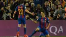 Striker Barcelona Luis Suarez merayakan gol ke gawang Atletico Madrid pada leg kedua semifinal Copa del Rey di Estadio Camp Nou, Spanyol, Selasa (7/2). Barcelona melaju ke final setelah bermain imbang 1-1 kontra Atletico Madrid. (AFP PHOTO/LLUIS GENE)