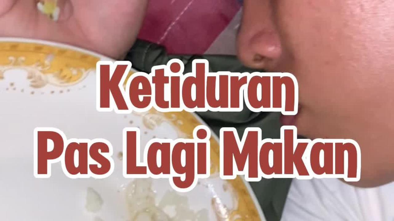 Lagi Makan Malam, Pemuda Ini Malah Ketiduran Sambil Pegang Piring