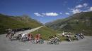Adu cepat para pebalap saat menuruni bukit pada etape ke-11 Tour de France dari Albertville dan finish di La Rosiere Espace San BernardoPrancis (18/7/2018). Etape ini menempuh jarak 108.5 kilometers. (AP/Christophe Ena )