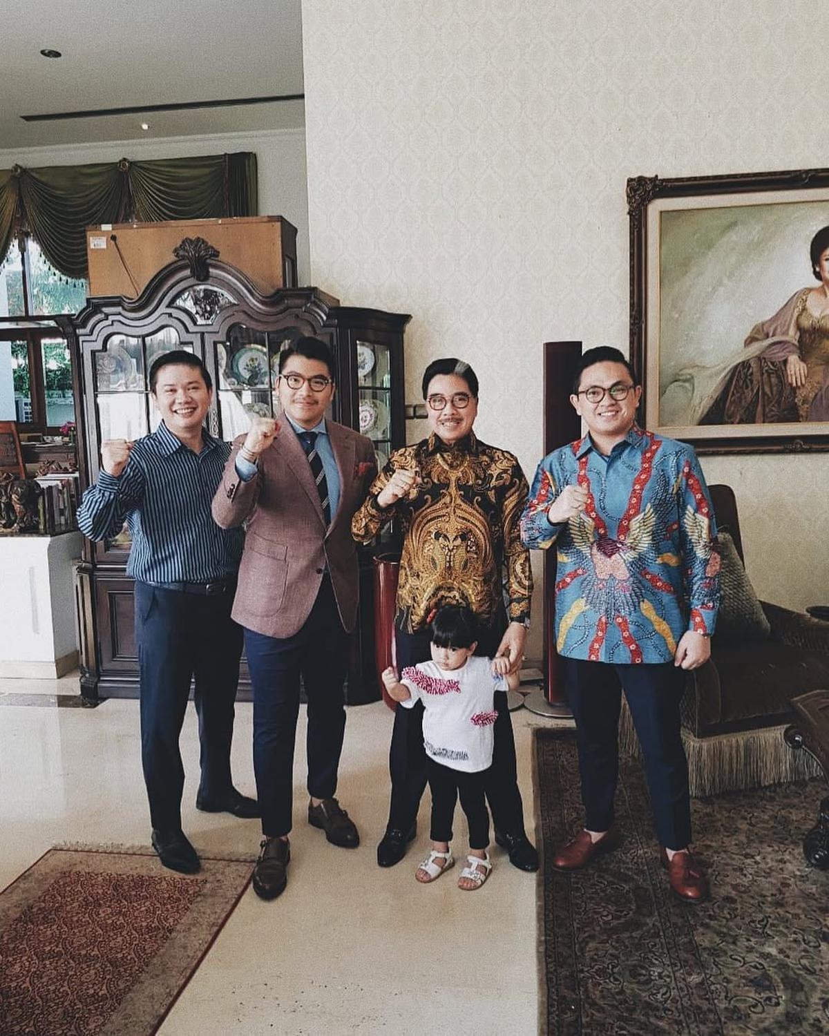 Potret Kedekatan Hotma Sitompul dengan Cucu dalam Momen Tak Terlupakan