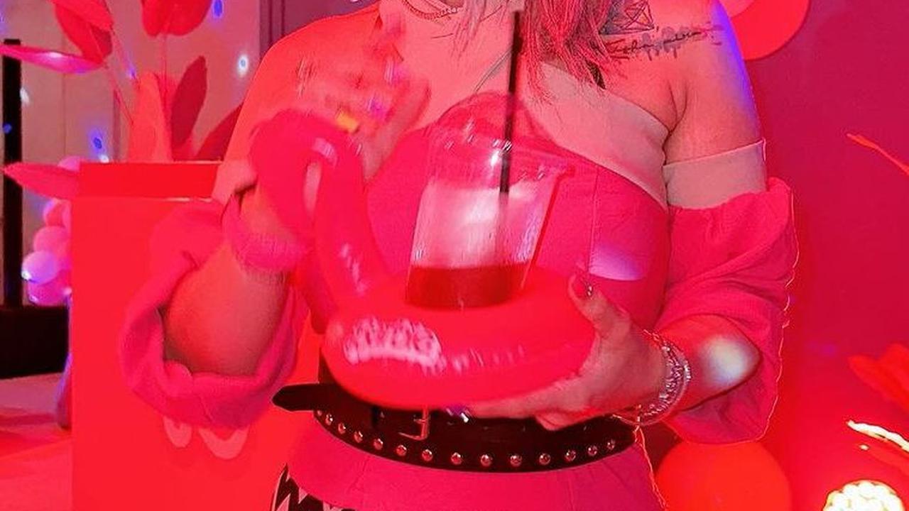 Sesuai dengan nama panggungnya, Barbie Kumalasari menyambut penayangan film Barbie dengan all out. Ketika datang ke premier, Barbie mengenakan busana serba pink dan rambu blonde.