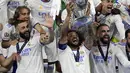 Pemain Real Madrid Marcelo (tengah) dan rekan satu timnya merayakan kemenangan Liga Champions usai mengalahkan Liverpool di Stade de France, Saint-Denis, Prancis, 28 Mei 2022. Real Madrid mengalahkan Liverpool 1-0. (JAVIER SORIANO/AFP)