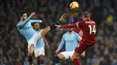 Gelandang Manchester City, Benardo Silva, berebut bola dengan gelandang Liverpool, Jordan Henderson, pada laga Premier League di Stadion Etihad, Manchester, Kamis (4/1). City menang 2-1 atas Liverpool. (AFP/Oli Scarff)