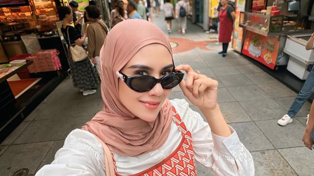 Makin Cantik Tampil Berhijab, ini Momen Keseruan Syahnaz saat Jalan-jalan di Macau