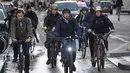 Komuter mengendarai sepeda mereka di dekat stasiun kereta Saint-Lazare di Paris selama aksi pemogokan massal, Kamis (10/11/2022). Pekerja kereta komuter di ibu kota Prancis melakukan pemogokan massal dan menuntut kenaikan gaji. (Bertrand GUAY / AFP)