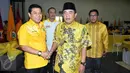 Calon Ketua umum Partai Golkar, Setya Novanto (kiri) bersama Ade Komarudin saat menghadiri pengambilan nomer urut Calon Ketua Umum Partai Golkar, di DPP Partai Golkar, Jakarta, Sabtu (7/5). (Liputan6.com/Johan Tallo)