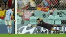 <p>Kiper Maroko,&nbsp;Yassine Bounou berhasil menghalau tendangan penalti dari pemain Spanyol, Sergio Busquets saat laga 16 besar Piala Dunia 2022 yang berlangsung di Education City Stadium, Selasa (06/12/2022). (AP/Francisco Seco)</p>