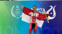 Ayustina Priatna memamerkan medali perak yang didapatkannya di nomor omnium elite putri ISG 2021 Konya. Kredit foto: ICF Photo