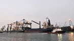 Aktivitas bongkar muat peti kemas di Pelabuhan Tanjung Priok, Jakarta, Rabu (14/8/2019). Badan Pusat Statistik (BPS) menyatakan neraca dagang Indonesia sepanjang Januari hingga Juli 2019 mengalami defisit sebesar USD 1,9 miliar atau setara Rp 27 triliun. (merdeka.com/Iqbal Nugroho)