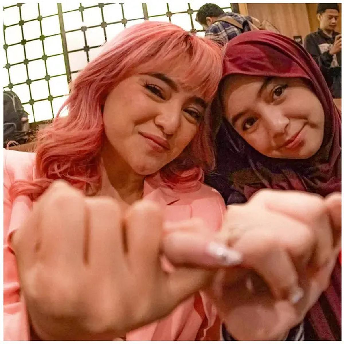 6 Potret Gaya Rambut Pink Marshanda saat Bareng Sienna, Rayakan Ultah ke-36