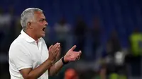 Pelatih AS Roma Jose Mourinho memberikan instruksi kepada timnya saat melawan Fiorentina pada pertandingan Serie A di Stadion Olimpiade Roma, Italia, Minggu (22/8/2021). AS Roma menang dengan skor 3-1. (Alfredo Falcone/LaPresse via AP)