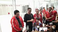 Presiden RI, Jokowi dan Ibu Negara Iriana Jokowi mengajak cucunya Jan Ethes Srinarendra untuk menonton langsung pertandingan timnas Indonesia pada kualifikasi Piala Asia U-23 di Stadion Manahan, Solo, Selasa (12/9/2023)