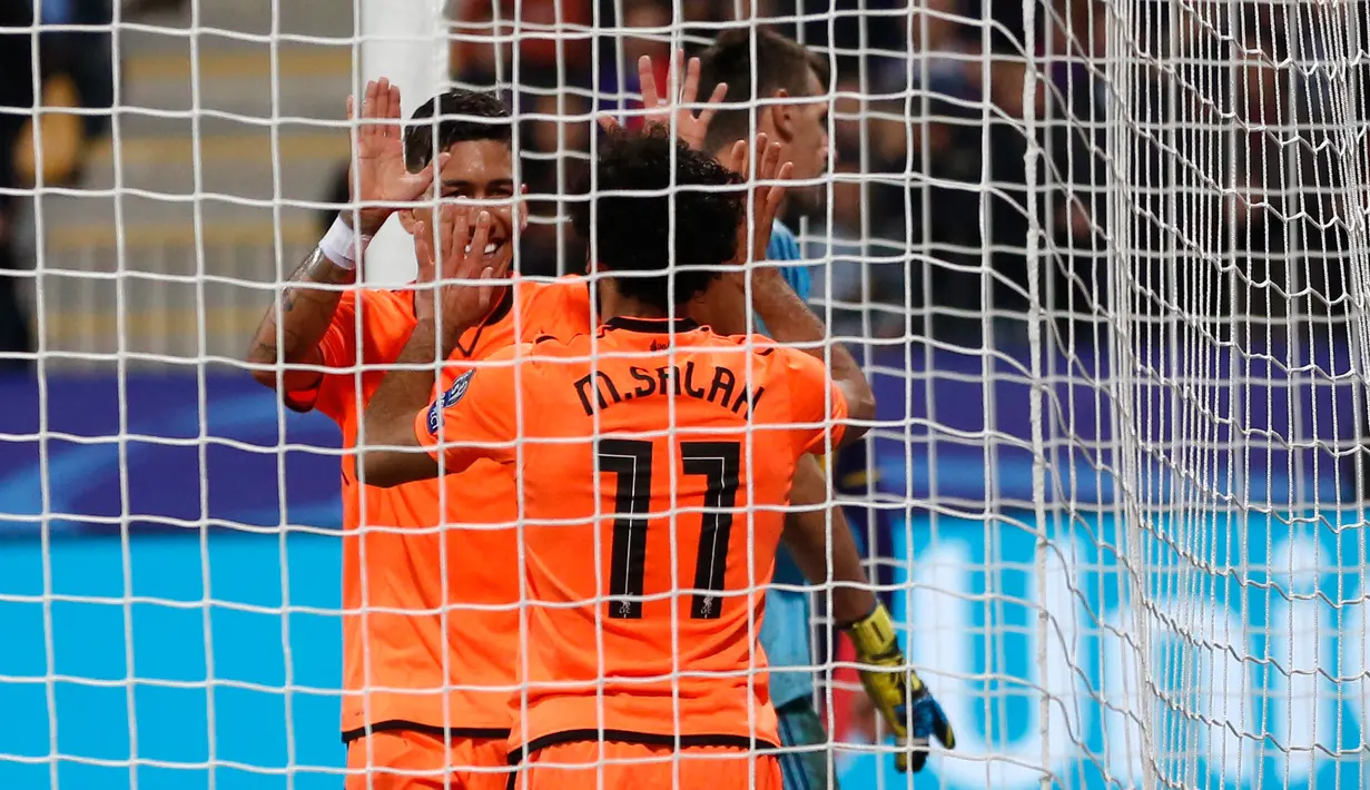 Pemain Liverpool, Roberto Firmino Mohamed Salah dan Roberto Firmino merayakan gol ke gawang Maribor pada partai fase Grup E Liga Champions di Stadion Ljudski Maribor, Selasa (17/10). Dua gol Salah mewarnai kemenangan telak Liverpool 7-0. (AP/Darko Bandic)